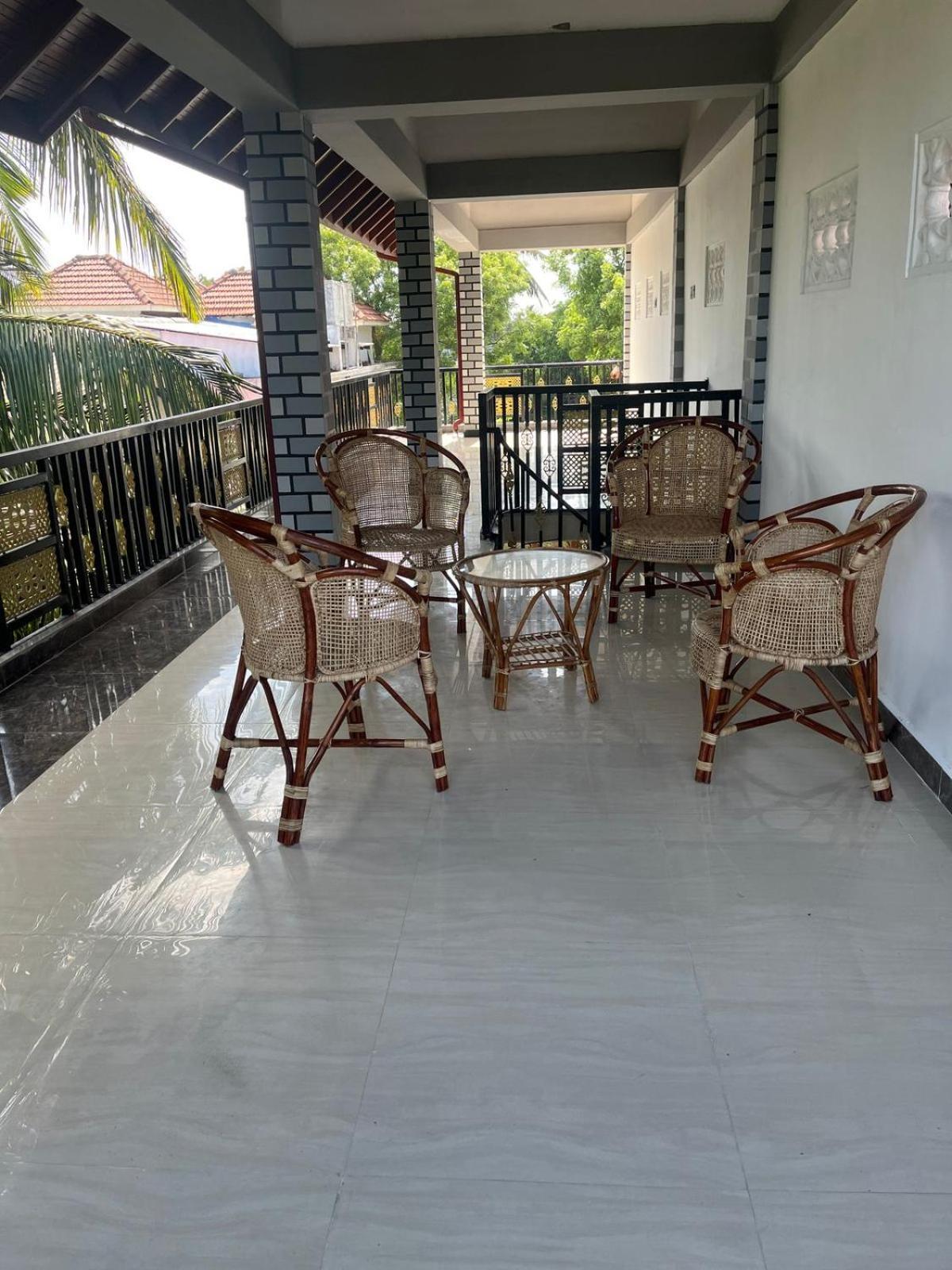 J & J Homestay Jaffna Eksteriør billede